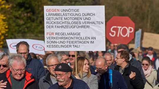 In den Gemeinden in Nürburgringnähe kann der Verkehrslärm zum Ärgernis werden. Dieses Archivbild zeigt Proteste in Kesseling im