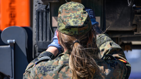 Die Bundeswehr strebt einen Frauenanteil von 20 Prozent an. Derzeit liegt er bei 13,7 Prozent - mit steigender Tendenz.