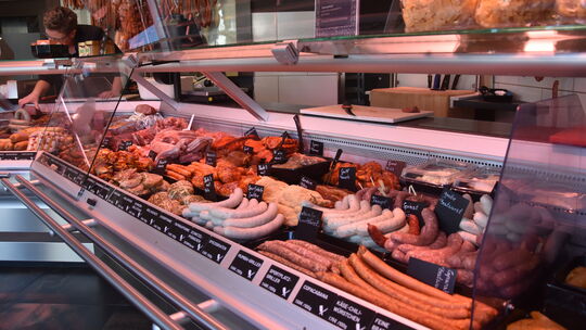 Die Fleisch- und Wurstwaren werden direkt vor Ort frisch hergestellt.