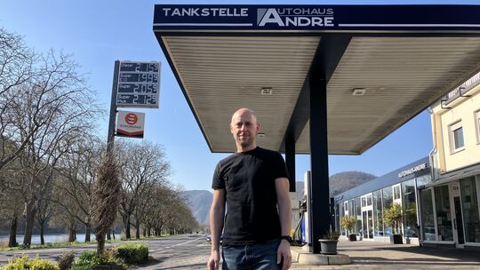 Michael Andre und seine zwei Brüder betreiben gemeinsam ein Autohaus inklusive freier Tankstelle in Ediger-Eller. Auch sie sind