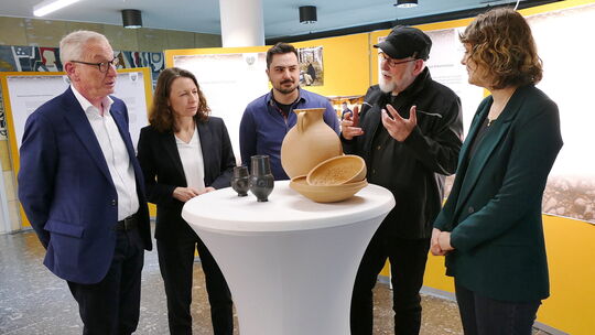 Bürgermeister Guido Orthen (von links), Landrätin Cornelia Weigand, ein Mitarbeiter der Uni Bonn, Michael Schneider von der Röme