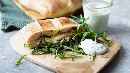 Ein Handbrot liegt auf einem Brett