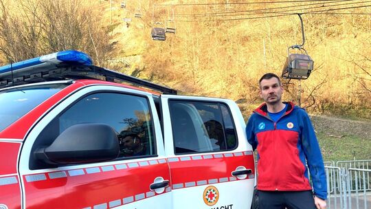 Jens Klinkner, Leiter der DRK-Bergwacht Cochem, beschreibt den Ablauf der alljährlichen Rettungsübung an der Cochemer Sesselbahn