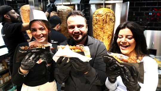 Die Mangal-Döner scheinen auch Inhaber Hakan Dogan und seiner Schwester Gamze (rechts) sowie einer Mitarbeiterin gut zu schmeck