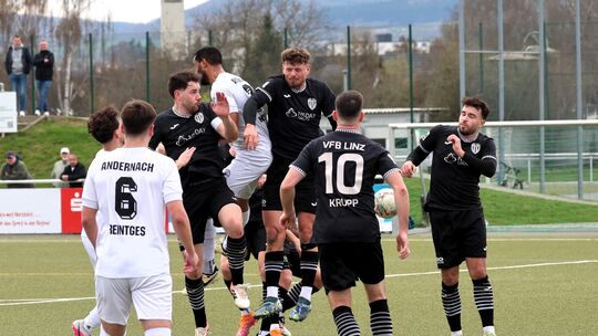 Intensiv, aber nicht unbedingt immer hochklassig ging es zu zwischen der SG 99 Andernach (weiße Trikots) und dem VfB Linz. Am En