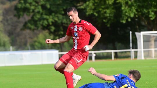 Im Hinspiel gegen die SG Arzfeld traf Ahrweilers Stürmer Almir Porca (rotes Trikot) "nur" dreimal, im Rückspiel traf er beim 8:1
