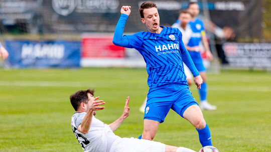 Der FC Emmelshausen-Karbach (in Blau mit Winterzugang Christopher Theisen) feierte den vierten Sieg im vierten 2026er-Oberligasp Der FC Emmelshausen-Karbach (in Blau mit Winterzugang Christopher Theisen) feierte den vierten Sieg im vierten 2026er-Oberligasp