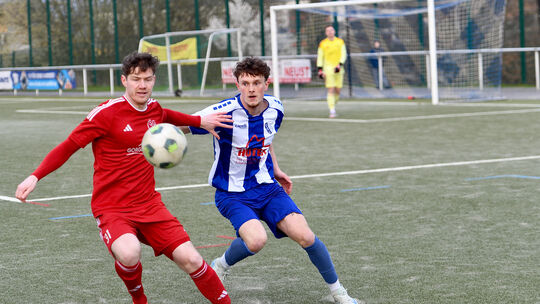 Wirges' Tim Weyand (links, hier im Duell mit Fabian Windheuser) erzielte beim 2:2 seiner EGC gegen den SV Laubach sein zweites S