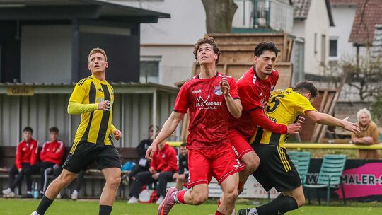 Der Anfang vom Ende für die Eisbachtaler: Deniz Nikita Dal (2. von rechts) kreuzt in dieser Szene den Laufweg mit Dudenhofens Ya