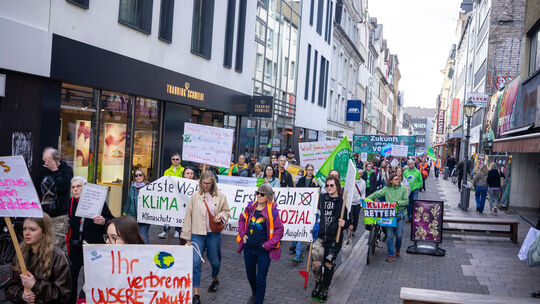 Unter anderem durch die Firmungstraße zogen die Demonstranten in Koblenz und forderten Maßnahmen gegen die Erderwärmung.