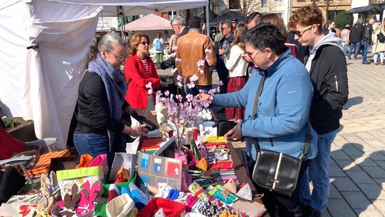 Eine bunte Vielfalt an kleinen und großen Oster- und Frühlingsaccessoires prägt an den Marktbuden und Verkaufsständen das Bild.