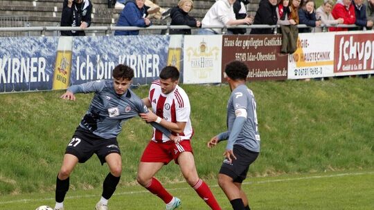 Keinen leichten Stand hatte Inas Islamovic (links) gegen Ramzi Ferjani (Mitte), der sich mit seinem SC Idar-Oberstein 2:1 im Han