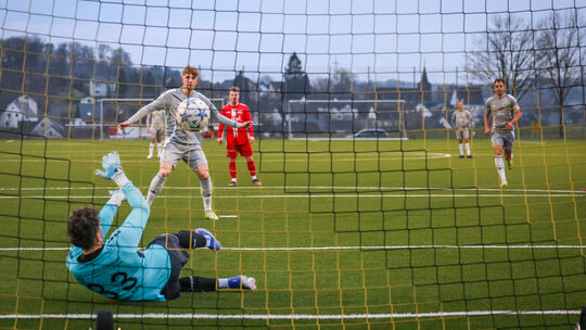 Malbergs Keeper Nick Alexander Hammel bewahrte die Gäste vor einem Rückstand, als er den von Luca Reichmann getretenen Handelfme
