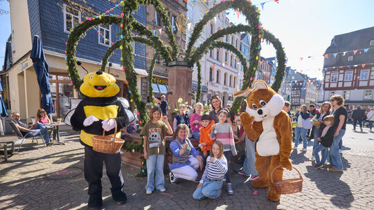 Die Klasse 4a der Joseph-Kehrein-Grundschule bemalte Ostereier für den Osterbrunnen.