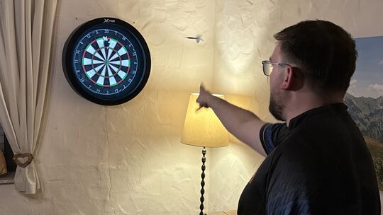 Darts-Profi Leon Weber lässt die Pfeile auf das Board fliegen. Der Dörsdorfer ist einer von 128 Profis des Verbands PDC.