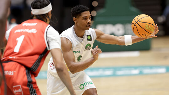 Winter-Neuzugang Julian Larry (am Ball) will mit den Baskets den nächsten Heimsieg in der EPG Arena feiern.