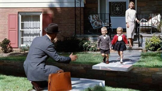 Im 13. Motiv ihrer Serie "Traces" hat sich die polnische Künstlerin Weronika Gesicka auch dem Traum vom Eigenheim gewidmet - zu