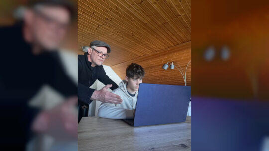 Vater und Sohn sind ein Dream-Team. Die beiden freuen sich über den Erfolg ihres Systems, das Pflegedokumentation kinderleicht m