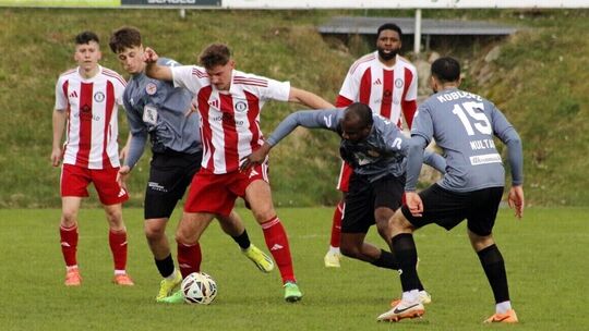 Platz da! Kevin Kraus vom Ball zu trennen, ist überhaaupt nicht leicht. Hier setzt er sich mit robustem Einsatz geegen zwei Kobl