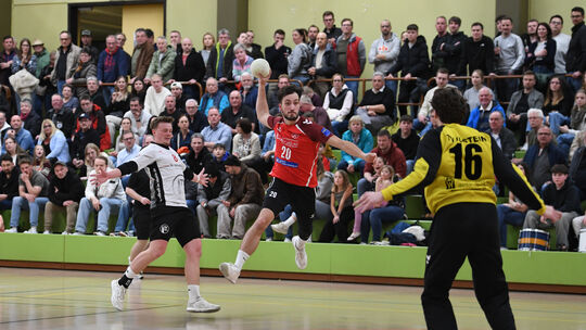 Maximilian Schenk taucht hier frei vor TVI-Keeper Lucas Knebel auf und markiert einen seiner fünf Derbytreffer.