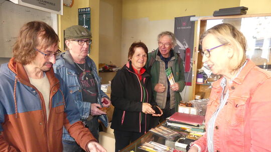 Zahlreiche Kunden nutzten am letzten Verkaufstag noch einmal die Gelegenheit, im Geschäft von Inge Seebauer (rechts) einzukaufen