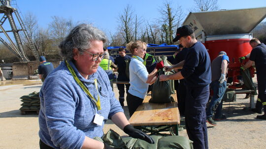 Einblick in die Hochwasserübrung "Sandmann": Vormittags packen zehn der insgesamt 16 Spontanhelfer an der Sandsackabfüllmaschine