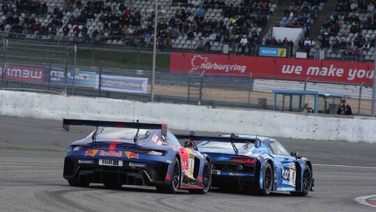 Duell zwischen dem vierfachen Formel1-Weltmeister Max Verstappen (hinten im Mercedes AMG GT3) und dem Scherer-PHX Audi R8 LMS G