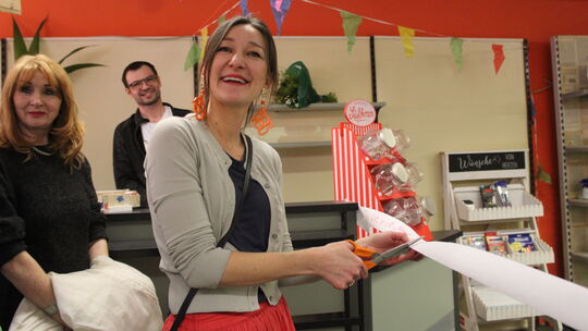 Neueröffnung der Buchhanldung Meckel in Bad Ems: Agnes Schofield durchschneidet noch das Band zum Bücher-Bereich der Buchhandlun