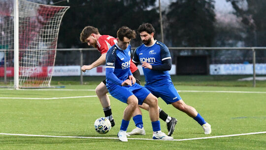 Burgschwalbachs Julian Ohlemacher (in Rot, hier gegen Joshua Heinz und Tayfun Öztürk) verkürzte spät auf 3:2. Doch das war noch
