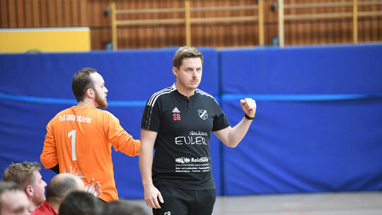 Sebastian Bapst ballt zwar hier die Faust, war aber hinterher mit der Punkteteilung in der Kahlbachhalle nicht restlos zufrieden