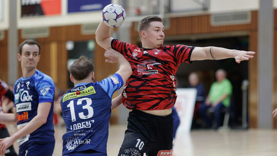 Mattis Möllering (am Ball) und der HV Vallendar kamen bei den Vereinigten Turnvereinen Mundenheim zu einem souveränen Sieg. Mattis Möllering (am Ball) und der HV Vallendar kamen bei den Vereinigten Turnvereinen Mundenheim zu einem souveränen Sieg.