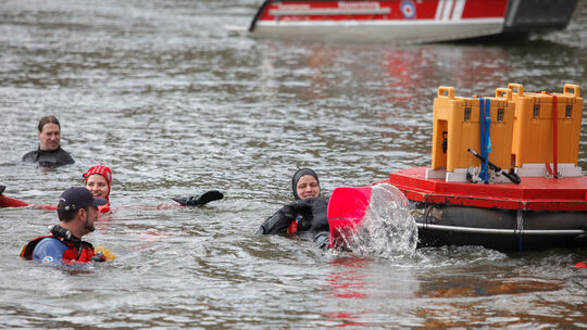 Osterschwimmen der Wasserwacht Cochem in der Mosel
