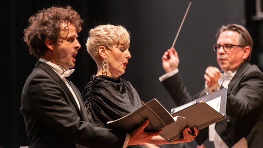 Tenor Johannes Mayer (von links), Sopranistin Katharina Persicke und Dirigent Lutz Brenner im Oratorium "Die Sieben Worte Jesu a Tenor Johannes Mayer (von links), Sopranistin Katharina Persicke und Dirigent Lutz Brenner im Oratorium "Die Sieben Worte Jesu a