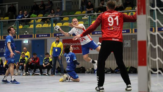 David Lütkemeier (am Ball) hat nur noch den Binger Torwart vor sich. Ein Tor gelang Lütkemeier zwar nicht, aber am Ende feierte David Lütkemeier (am Ball) hat nur noch den Binger Torwart vor sich. Ein Tor gelang Lütkemeier zwar nicht, aber am Ende feierte