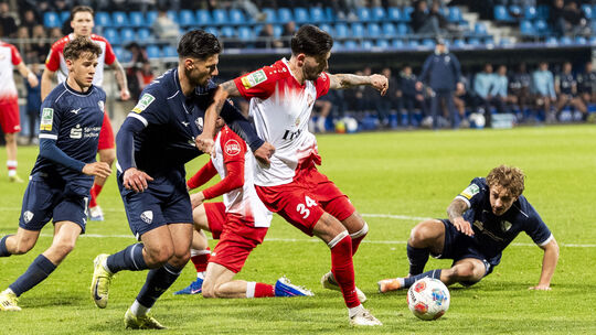 Der Siegener Elsamed Ramaj behauptet sich in dieser Situation gegen mehrere Spieler des VfL Bochum II. Ein Treffer war dem Sport