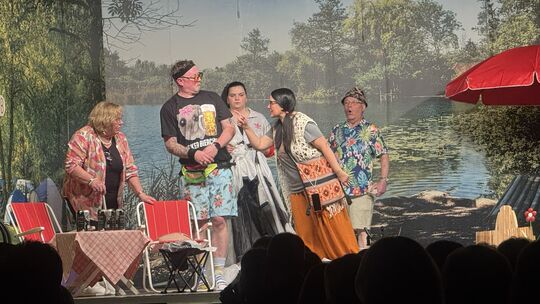 Das Publikum war von "Schöne Ferien" begsietert. In dieser Szene versucht die selbst ernannte Erziehungsberaterin Frauke, die Wo