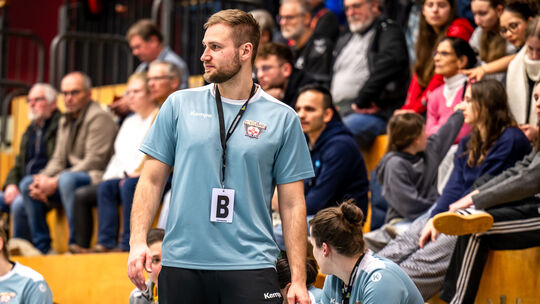 Für Trainer Evgenij Edel (vorn) und die Handballerinnen des HC Koblenz hat es nicht gereicht: Nach der Niederlage in Marpingen s Für Trainer Evgenij Edel (vorn) und die Handballerinnen des HC Koblenz hat es nicht gereicht: Nach der Niederlage in Marpingen s