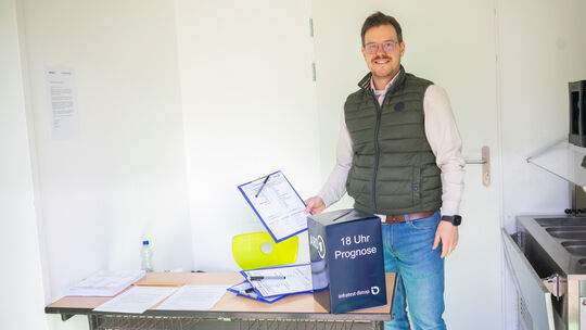 Johannes Brager ist für das Umfrageinstitut Infratest Dimap an der Pestalozzischule in Koblenz im Einsatz. Die Wähler füllen fre