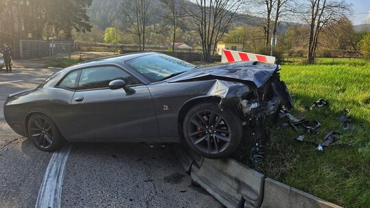 Unfall im Simmertaler Kreisel: Der Dodge Challenger wurde nach dem Aufprall über die Betonbegrenzer auf die Mittelinsel geschleu
