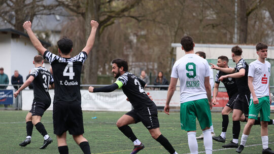 Mayens Kapitän Kaan Öztürk (Mitte) und die Fußballer des TuS Mayen jubeln nach dem zweiten Tor von Calvin Müller beim 2:1-Sieg g