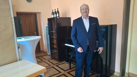 Hansjörg Schütz ist Wahlvorsteher in dem Stimmbezirk auf dem Oberwerth. Das Wahllokal hier ist wunderbar gelegen und bestens gee