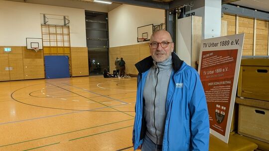 Peter Stubbe in der Urbarer Turnhalle. Der Erste Vorsitzende des TV Urbar macht sich Sorgen um die Zukunft des Vereins.