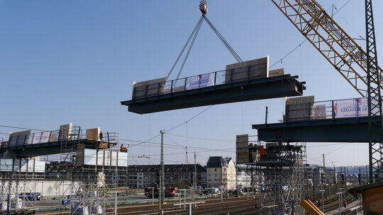 Die Lücke für die neue Fußgänger- und Radfahrerbrücke zwischen Rauental und Goldgrube wurde am Sonntagmorgen geschlossen. Ein Ri