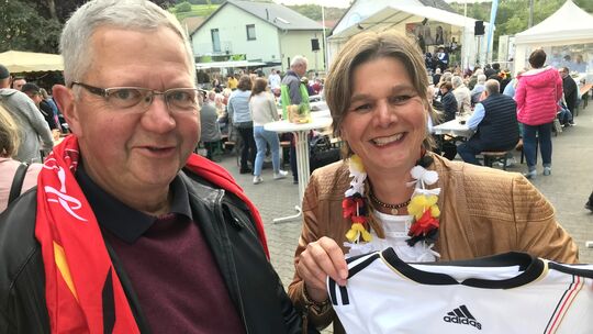 Die künftige Bürgermeisterin Andrea Silvestri hier mit Ratskollegen Benno Grünewald beim VG-Weinfest in Neu-Bamberg 2024 ist zu