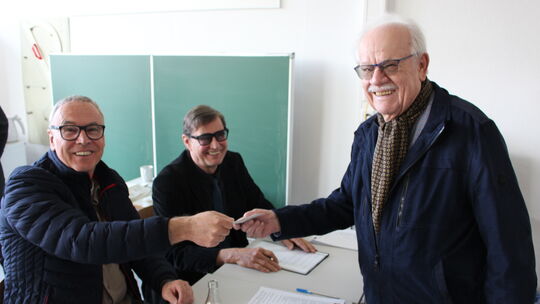 Ein überzeugter Wähler aus Kastellaun: Manfred Rein (83) gibt seine Stimme ab. Daneben die Wahlhelfer Karl-Heinz Platt und Herma