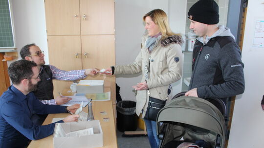 Wählen ist Familiensache: Auf dem Foto: Michelle und Achim Engel mit Söhnchen Hannes.