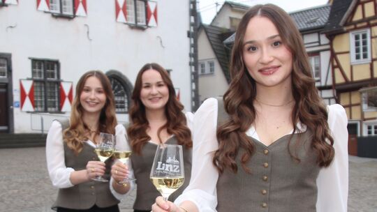 Die Schwestern Celina Klein (vorn), Gina (Mitte) und Jolina regieren ab September in Linz.