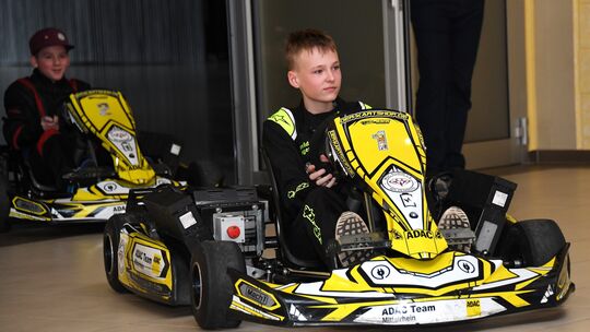 Till Holzhäuser und David Bangert (MSC Rubin Wilzenberg) sorgten mit ihrer Einfahrt auf Elektro-Karts in die Messehalle für ein