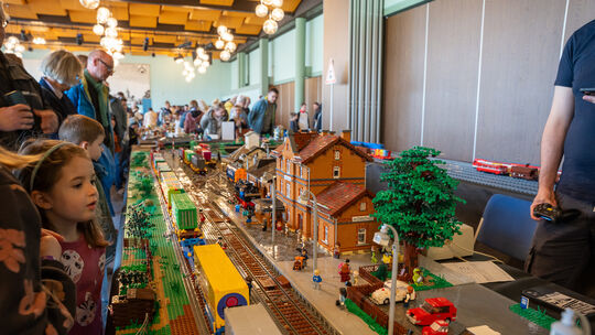 Drinnen in der Stadthalle Kirchberg eröffnet sich den Besuchern der Hunsrücker Steinewelt eine beeindruckende Welt aus Tausenden