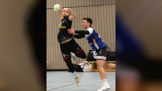 Entschlossen: Younes ben Maouia (links) und seine HSG Nahe-Glan demonstrieren in Nieder-Olm Stärke und landen den höchsten Saiso